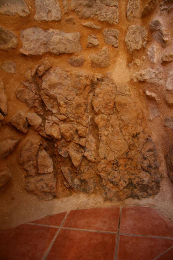 Mur bâtit sur la roche